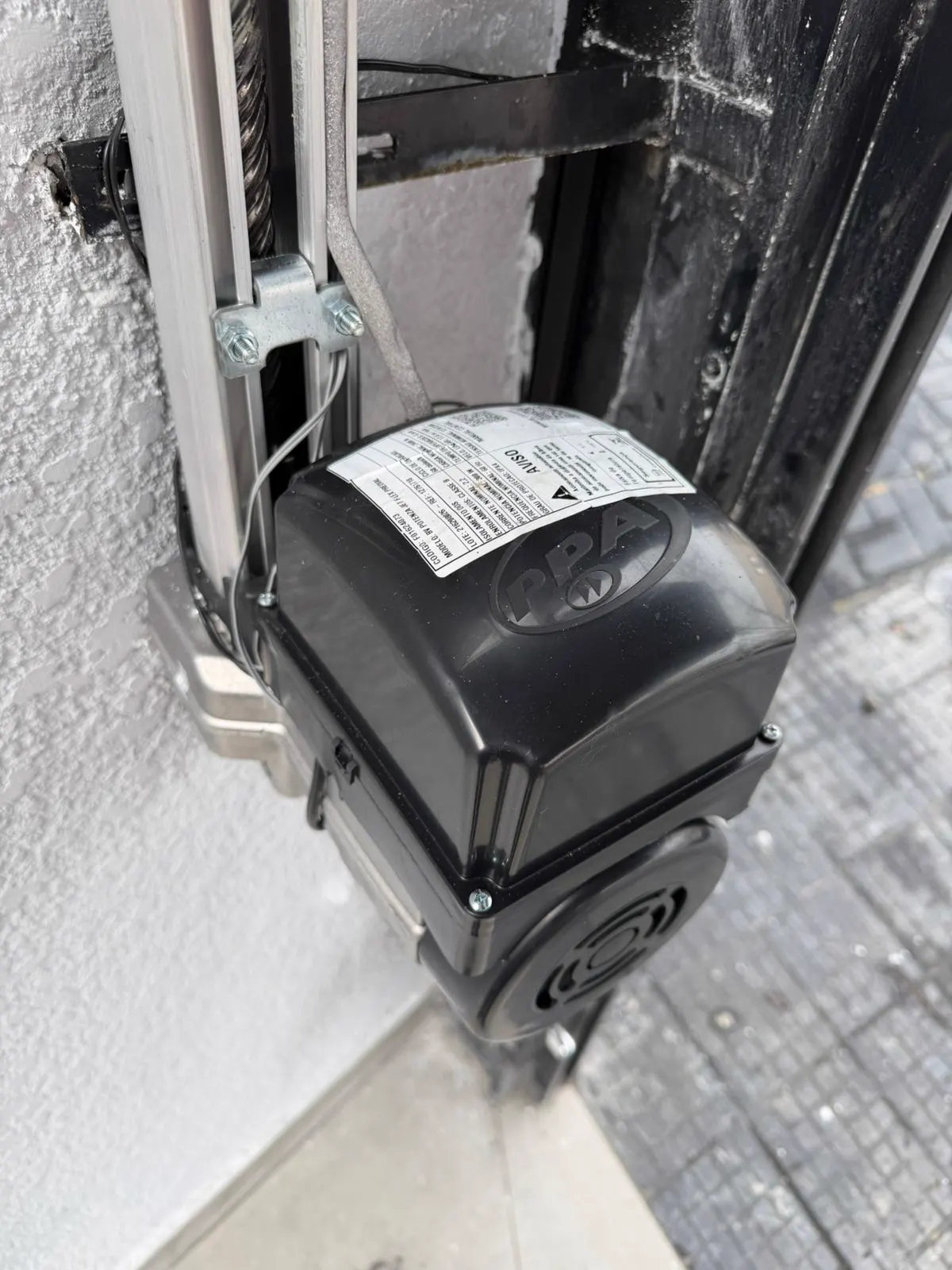 Motor de portão de correr com suporte reforçado após manutenção
