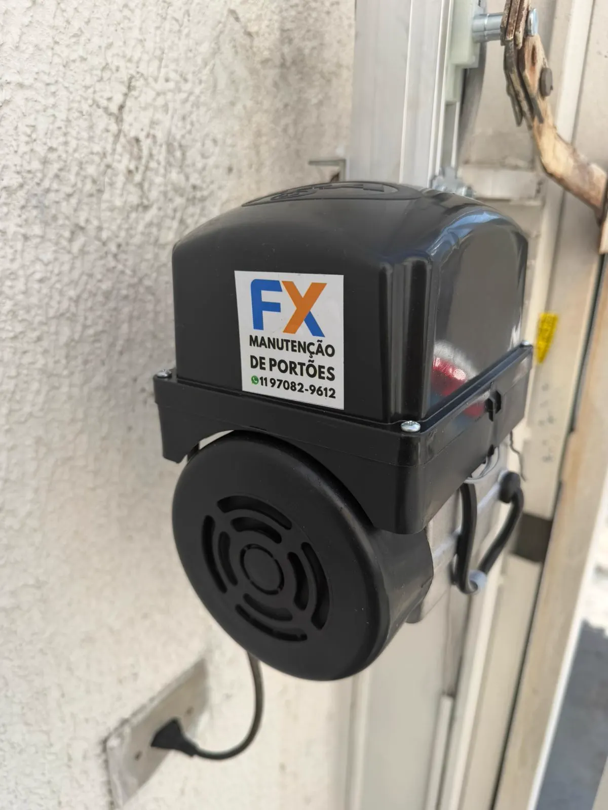Motor de portão de correr da FX instalado na coluna de entrada de garagem